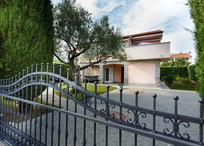Premium Apartment Near Center And Beach With Parking