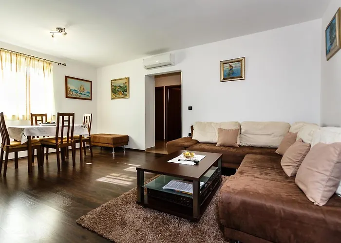 Premium Apartment Near Center And Beach With Parking