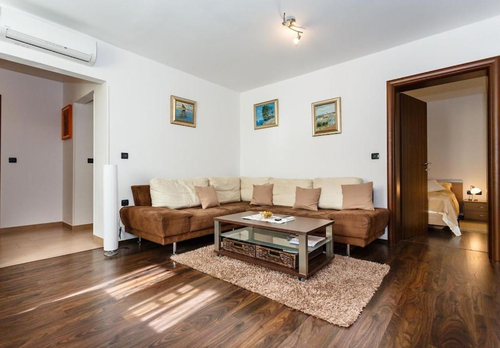 Premium Near Center And With Parking Apartment *